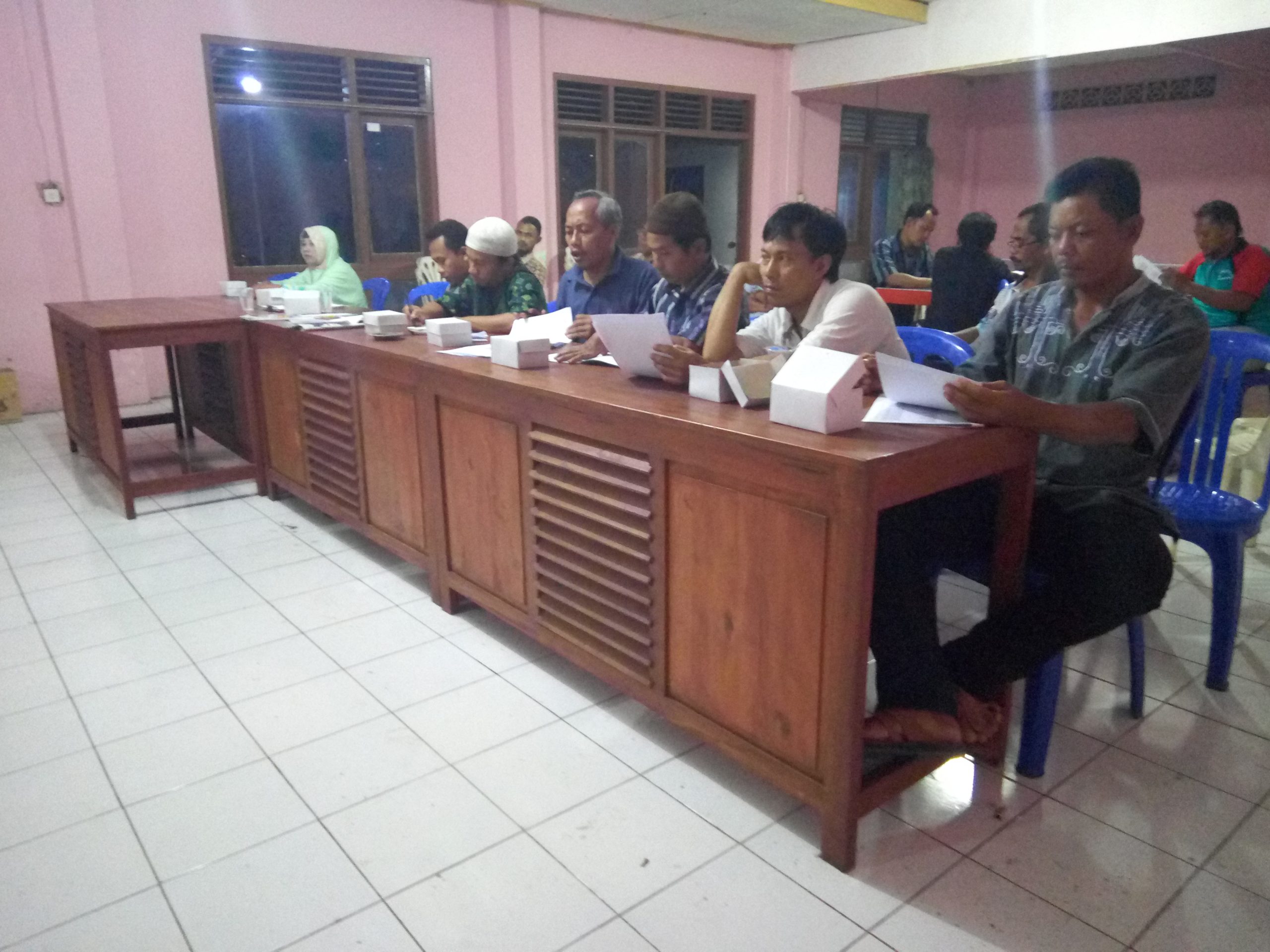 Pembagian Kartu Rastra dari Pemerintahan Desa Karanglewas ke warga
